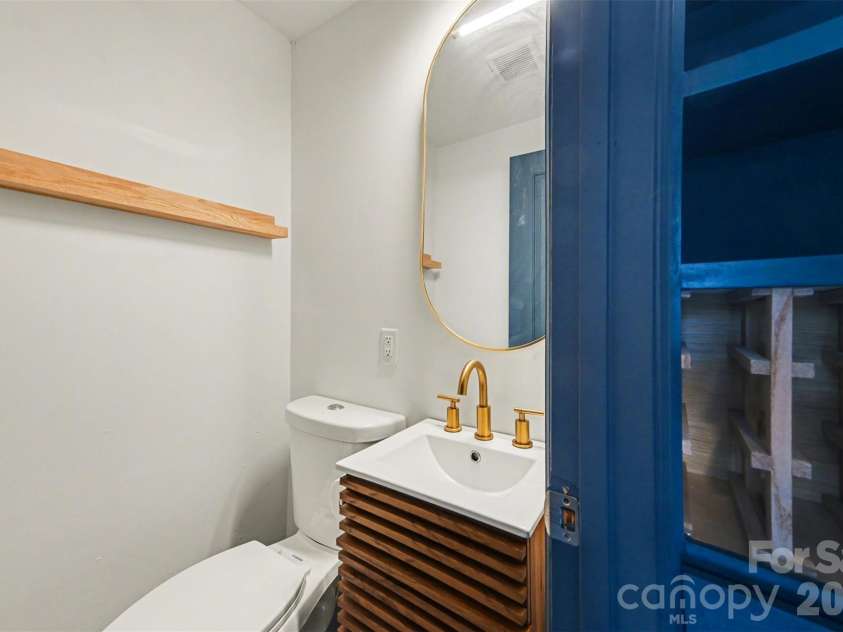 506 Campus Street, Charlotte, NC 28216.  MLS# CAR4351057, YatesRealty ID 9986. Half Bath