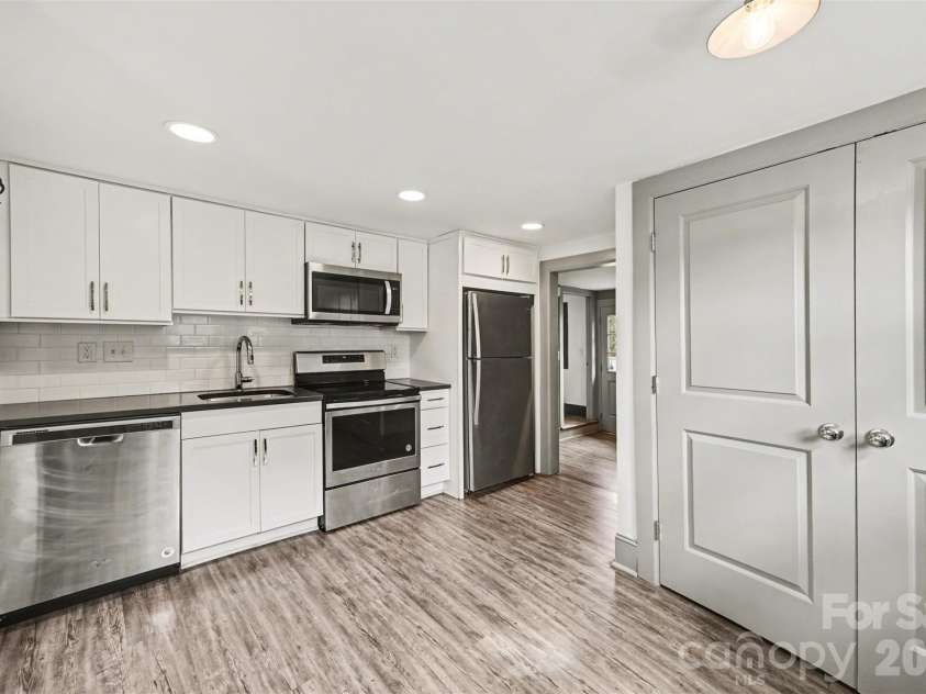 506 Campus Street, Charlotte, NC 28216.  MLS# CAR4351057, YatesRealty ID 9986. Kitchen