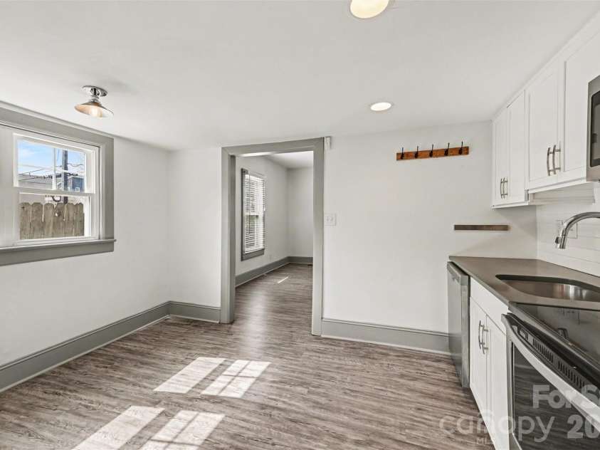 506 Campus Street, Charlotte, NC 28216.  MLS# CAR4351057, YatesRealty ID 9986. Kitchen
