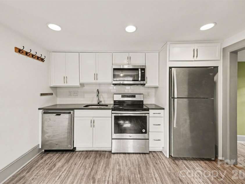506 Campus Street, Charlotte, NC 28216.  MLS# CAR4351057, YatesRealty ID 9986. Kitchen