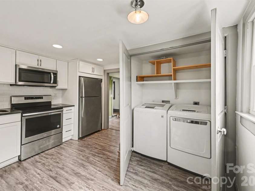 506 Campus Street, Charlotte, NC 28216.  MLS# CAR4351057, YatesRealty ID 9986. Laundry & kitchen