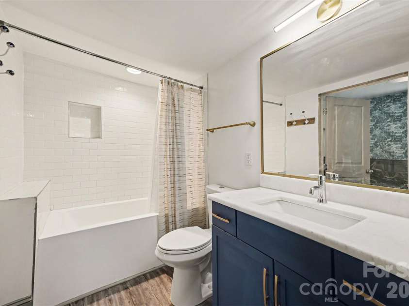 506 Campus Street, Charlotte, NC 28216.  MLS# CAR4351057, YatesRealty ID 9986. Primary Bathroom