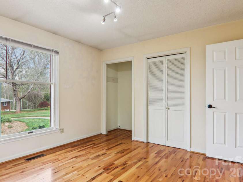 544 Bluebird Ridge, Asheville, NC 28804.  MLS# CAR4358394, YatesRealty ID 9988. 