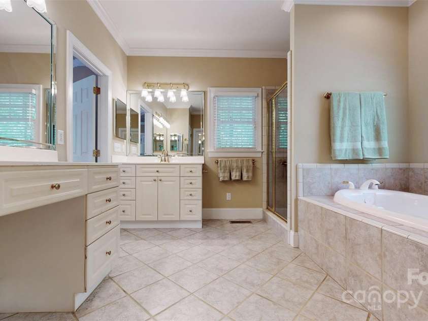 9101 Oak Bluff Court, Marvin, NC 28173.  MLS# CAR4245021, YatesRealty ID 9989. Two separate vanities