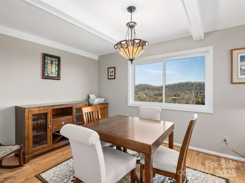 516 Davis Mountain Road, Hendersonville, NC 28739.  MLS# CAR4221083, YatesRealty ID 999. Dining area