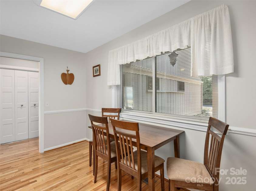 516 Davis Mountain Road, Hendersonville, NC 28739.  MLS# CAR4221083, YatesRealty ID 999. Eat in area of kitchen