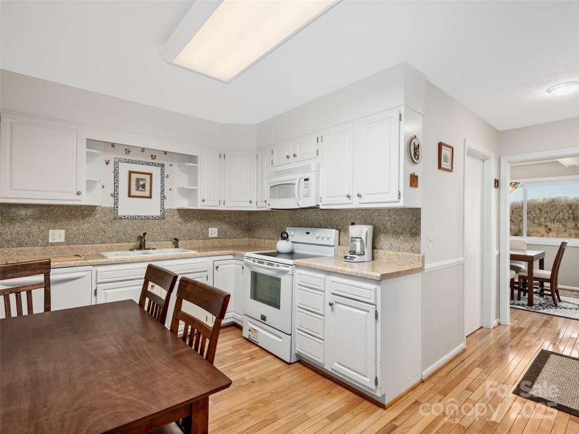 516 Davis Mountain Road, Hendersonville, NC 28739.  MLS# CAR4221083, YatesRealty ID 999. Kitchen