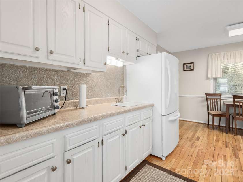 516 Davis Mountain Road, Hendersonville, NC 28739.  MLS# CAR4221083, YatesRealty ID 999. Kitchen with abundant cabinet and counter space