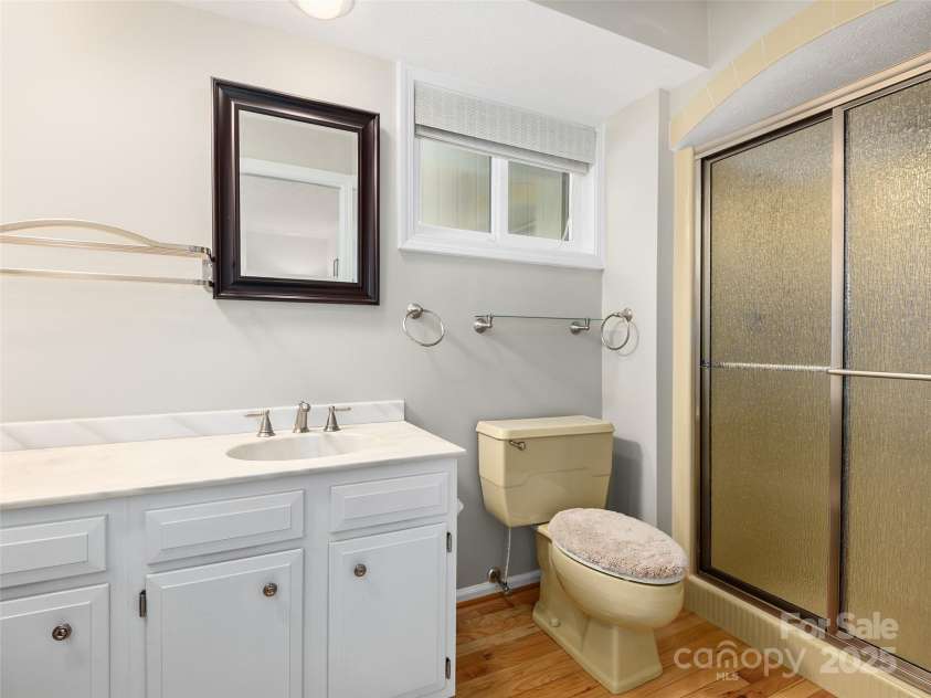 516 Davis Mountain Road, Hendersonville, NC 28739.  MLS# CAR4221083, YatesRealty ID 999. Primary bath