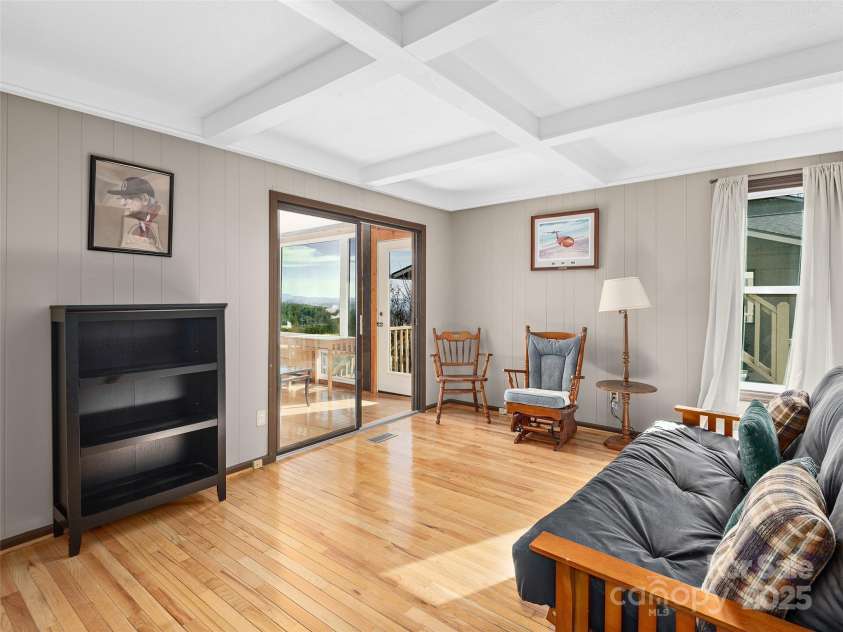 516 Davis Mountain Road, Hendersonville, NC 28739.  MLS# CAR4221083, YatesRealty ID 999. Study