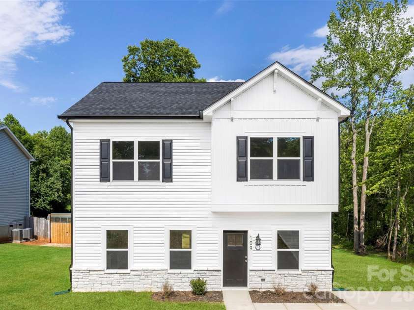 109 Titleist Drive, Statesville, NC 28677.  MLS# CAR4382087, YatesRealty ID 9990. Welcome to 109 Titleist Dr!