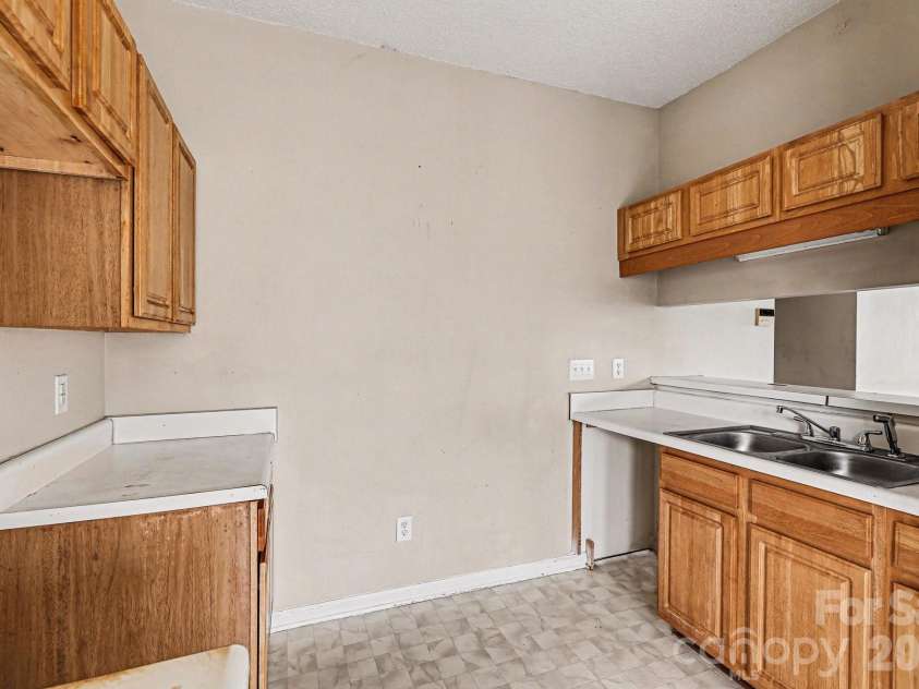 6648 Hampton Way Drive, Charlotte, NC 28213.  MLS# CAR4351009, YatesRealty ID 9991. 
