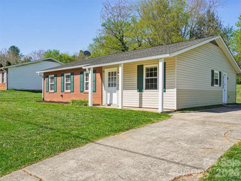 88 Lees Creek Road, Asheville, NC 28806.  MLS# CAR4366709, YatesRealty ID 9992. 