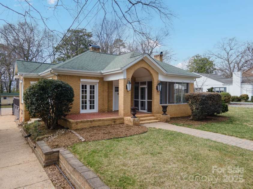 333 7th Street, Hickory, NC 28601.  MLS# CAR4227043, YatesRealty ID 9993. 