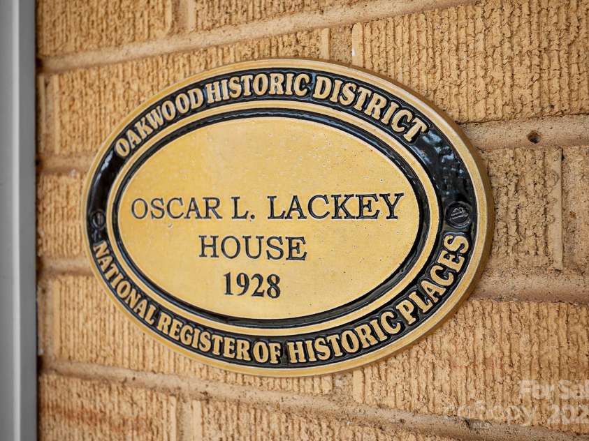 333 7th Street, Hickory, NC 28601.  MLS# CAR4227043, YatesRealty ID 9993. 