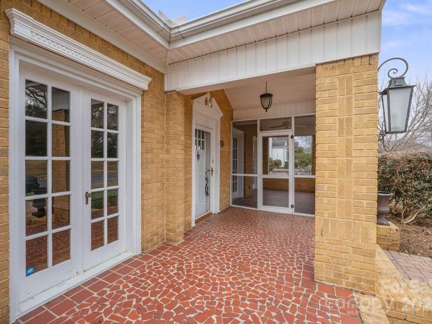 333 7th Street, Hickory, NC 28601.  MLS# CAR4227043, YatesRealty ID 9993. 