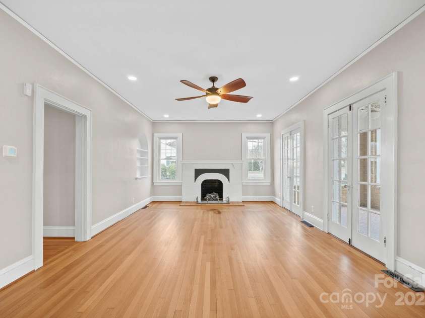 333 7th Street, Hickory, NC 28601.  MLS# CAR4227043, YatesRealty ID 9993. 