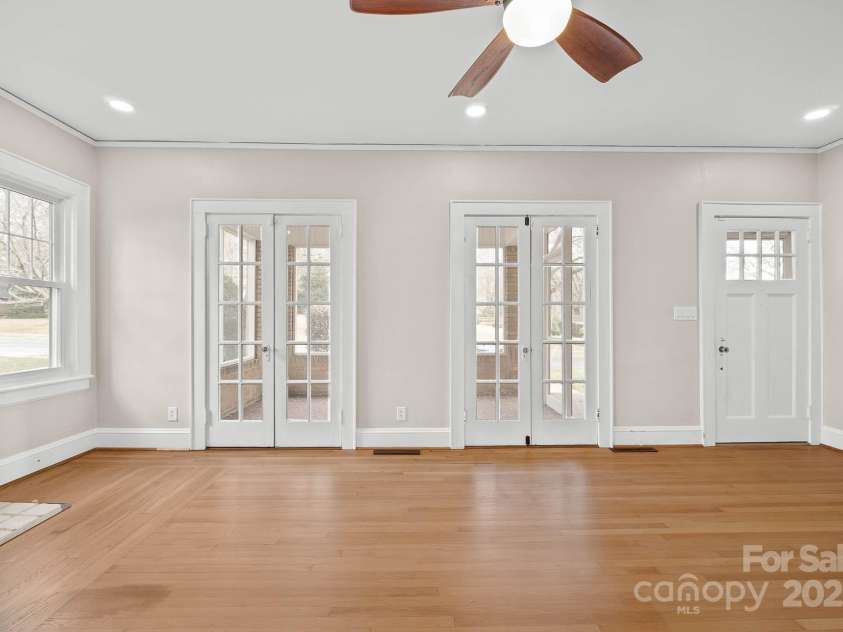 333 7th Street, Hickory, NC 28601.  MLS# CAR4227043, YatesRealty ID 9993. 