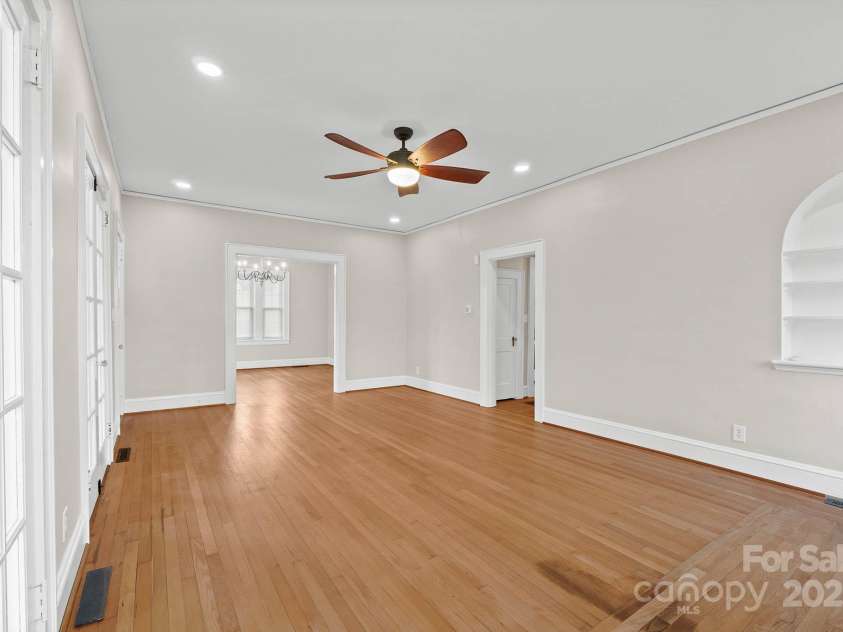 333 7th Street, Hickory, NC 28601.  MLS# CAR4227043, YatesRealty ID 9993. 