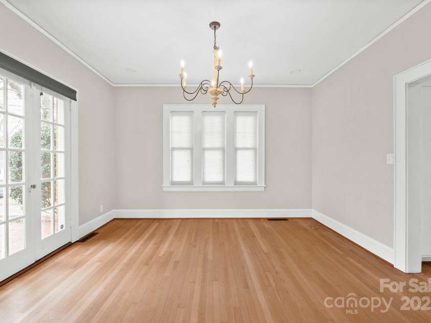 333 7th Street, Hickory, NC 28601.  MLS# CAR4227043, YatesRealty ID 9993. 