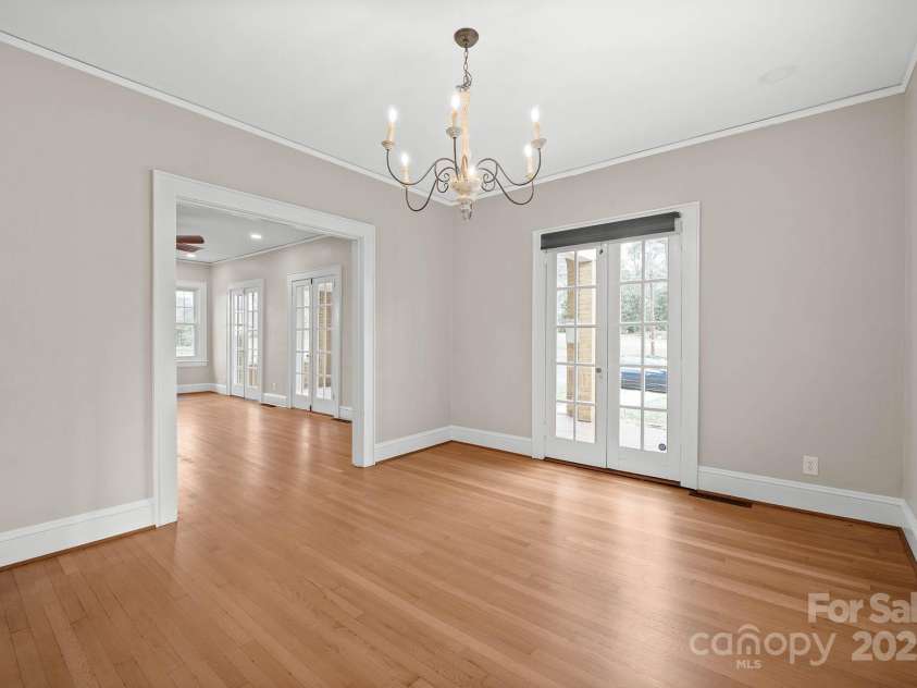 333 7th Street, Hickory, NC 28601.  MLS# CAR4227043, YatesRealty ID 9993. 