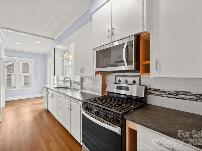 333 7th Street, Hickory, NC 28601.  MLS# CAR4227043, YatesRealty ID 9993. 