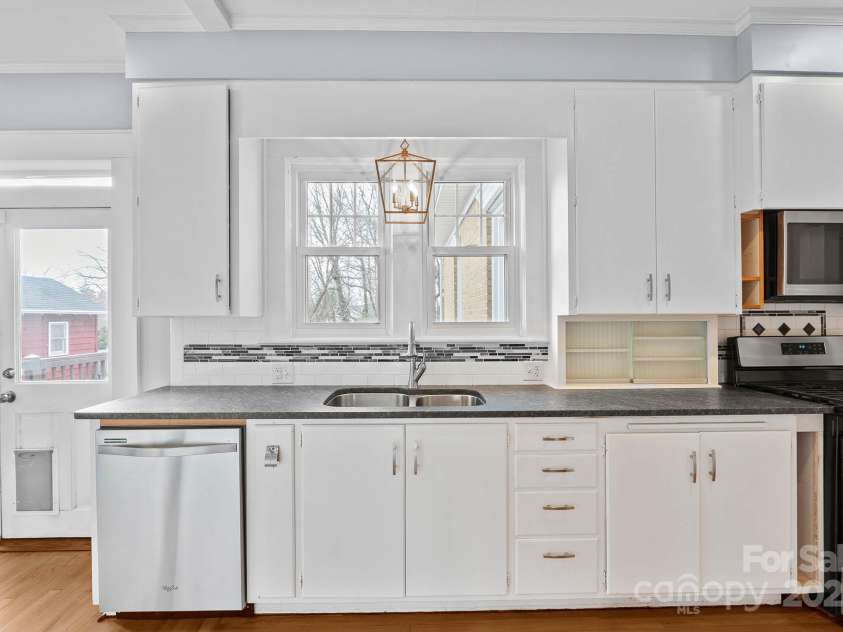 333 7th Street, Hickory, NC 28601.  MLS# CAR4227043, YatesRealty ID 9993. 