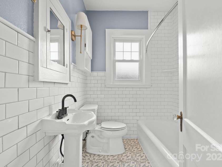 333 7th Street, Hickory, NC 28601.  MLS# CAR4227043, YatesRealty ID 9993. 