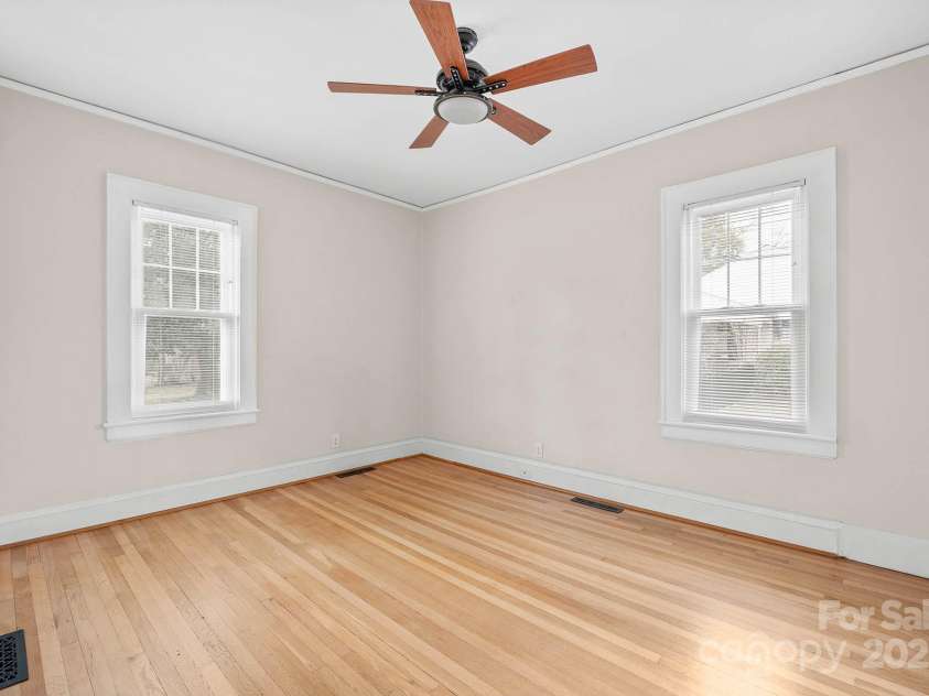 333 7th Street, Hickory, NC 28601.  MLS# CAR4227043, YatesRealty ID 9993. 