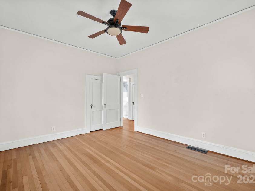 333 7th Street, Hickory, NC 28601.  MLS# CAR4227043, YatesRealty ID 9993. 