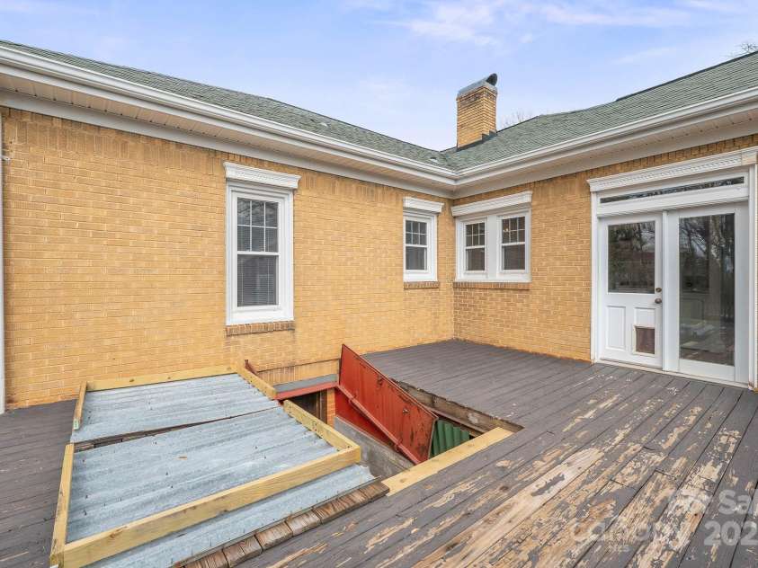 333 7th Street, Hickory, NC 28601.  MLS# CAR4227043, YatesRealty ID 9993. 