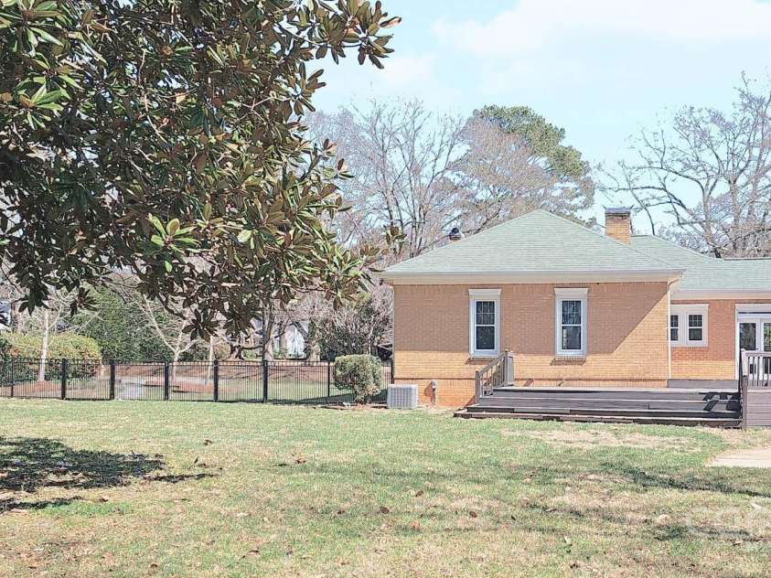333 7th Street, Hickory, NC 28601.  MLS# CAR4227043, YatesRealty ID 9993. 