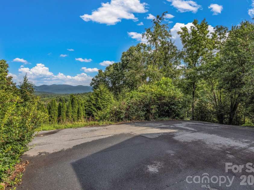 31 Mark Twain Road, Asheville, NC 28805.  MLS# CAR4282546, YatesRealty ID 9994. 