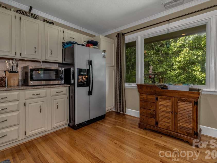 31 Mark Twain Road, Asheville, NC 28805.  MLS# CAR4282546, YatesRealty ID 9994. 