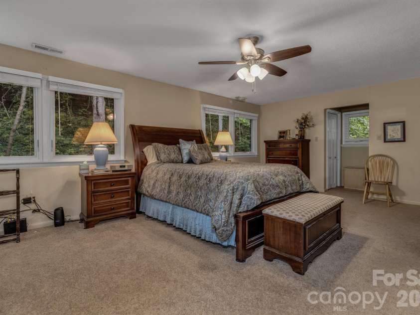 31 Mark Twain Road, Asheville, NC 28805.  MLS# CAR4282546, YatesRealty ID 9994. 