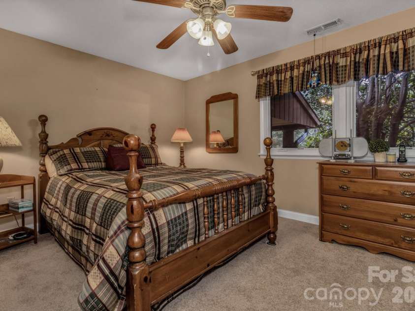 31 Mark Twain Road, Asheville, NC 28805.  MLS# CAR4282546, YatesRealty ID 9994. 