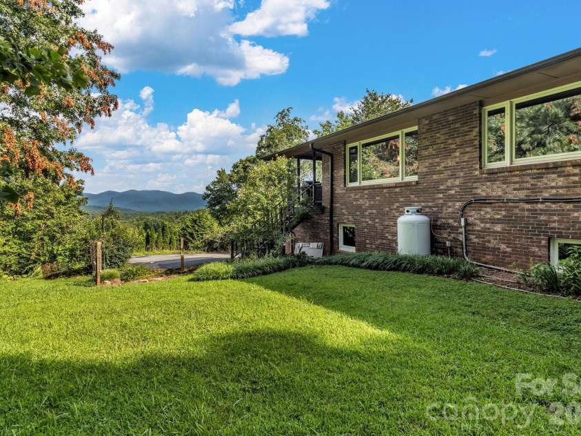 31 Mark Twain Road, Asheville, NC 28805.  MLS# CAR4282546, YatesRealty ID 9994. 