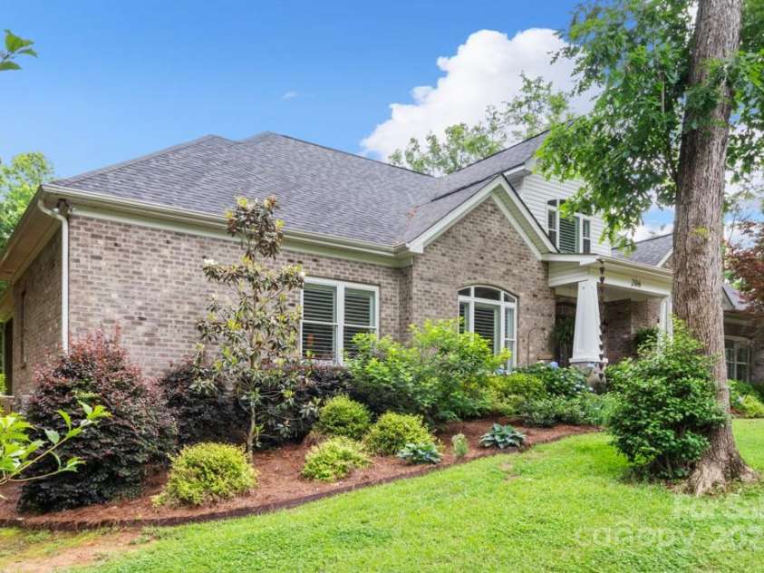 206 Oxford Place Drive, Fort Mill, SC 29715.  MLS# CAR4248553, YatesRealty ID 9999. 