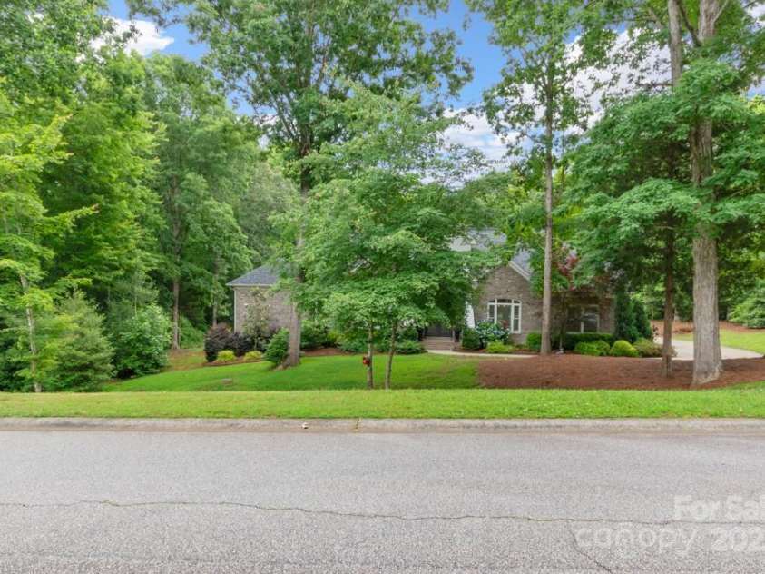 206 Oxford Place Drive, Fort Mill, SC 29715.  MLS# CAR4248553, YatesRealty ID 9999. 
