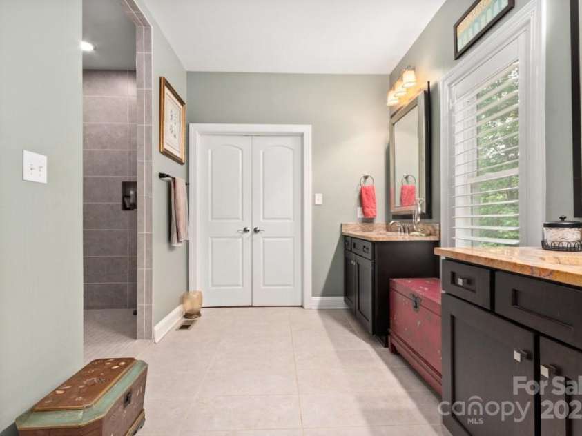 206 Oxford Place Drive, Fort Mill, SC 29715.  MLS# CAR4248553, YatesRealty ID 9999. 