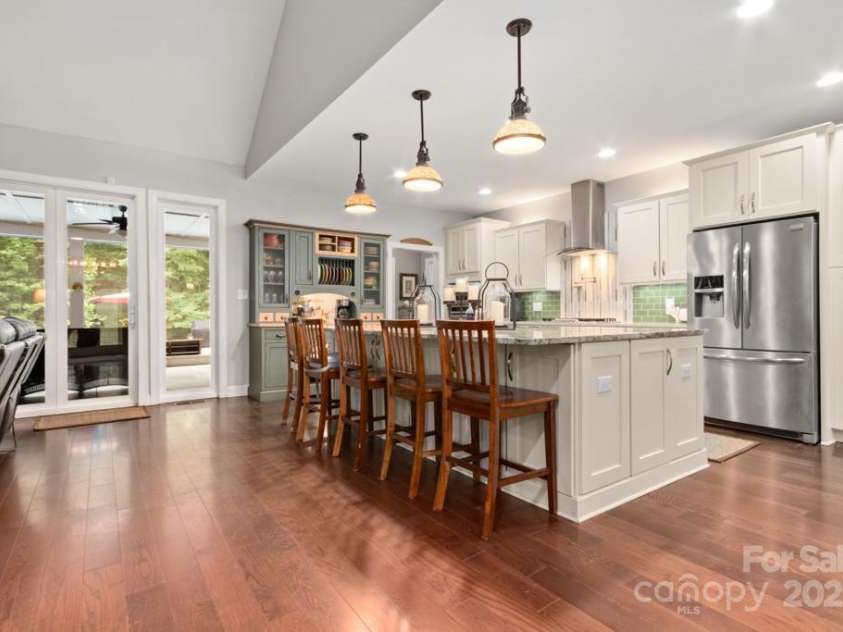 206 Oxford Place Drive, Fort Mill, SC 29715.  MLS# CAR4248553, YatesRealty ID 9999. Amazing and gorgeous kitchen