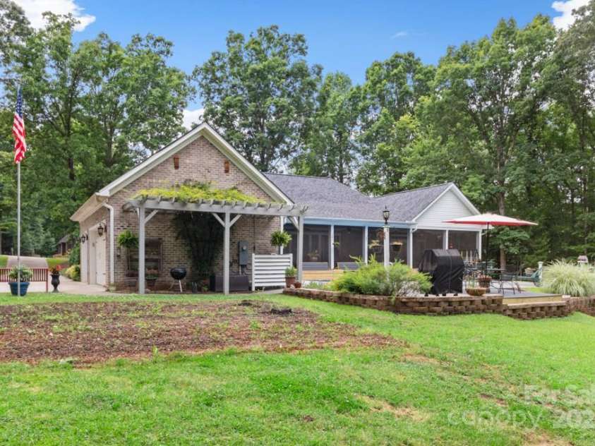 206 Oxford Place Drive, Fort Mill, SC 29715.  MLS# CAR4248553, YatesRealty ID 9999. Paradise