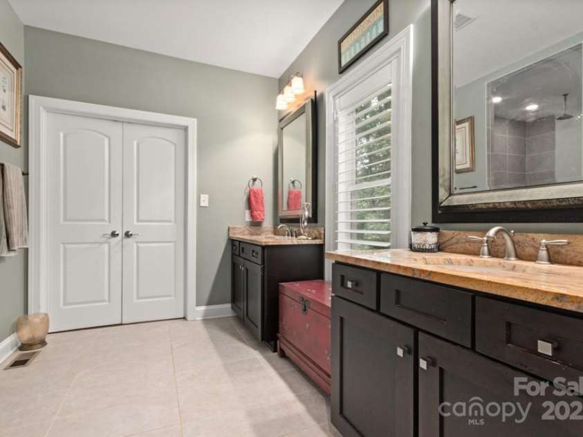 206 Oxford Place Drive, Fort Mill, SC 29715.  MLS# CAR4248553, YatesRealty ID 9999. Primary bath