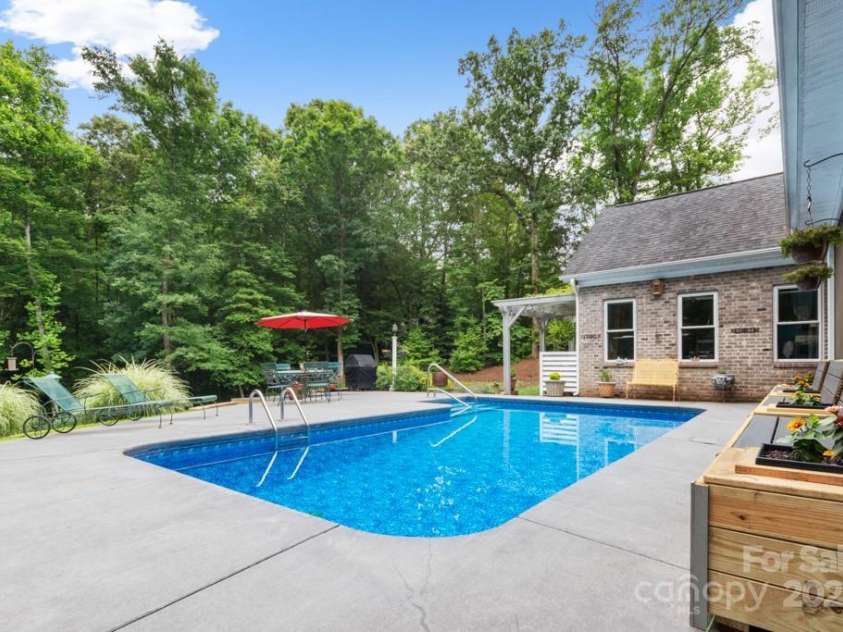 206 Oxford Place Drive, Fort Mill, SC 29715.  MLS# CAR4248553, YatesRealty ID 9999. Saltwater pool