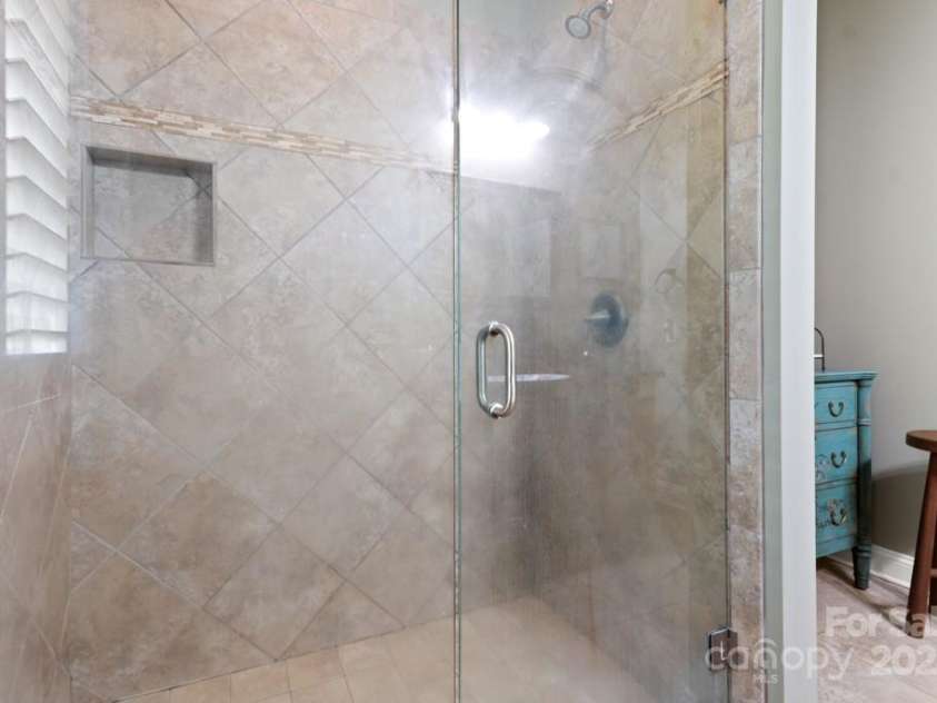 206 Oxford Place Drive, Fort Mill, SC 29715.  MLS# CAR4248553, YatesRealty ID 9999. Secondary bath