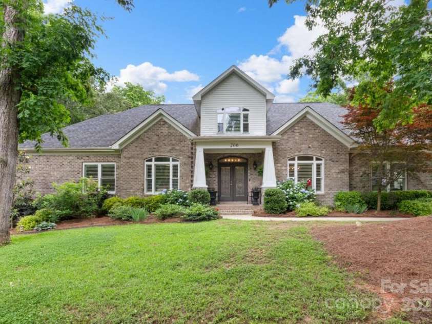 206 Oxford Place Drive, Fort Mill, SC 29715.  MLS# CAR4248553, YatesRealty ID 9999. Welcome home to 206 Oxford Place